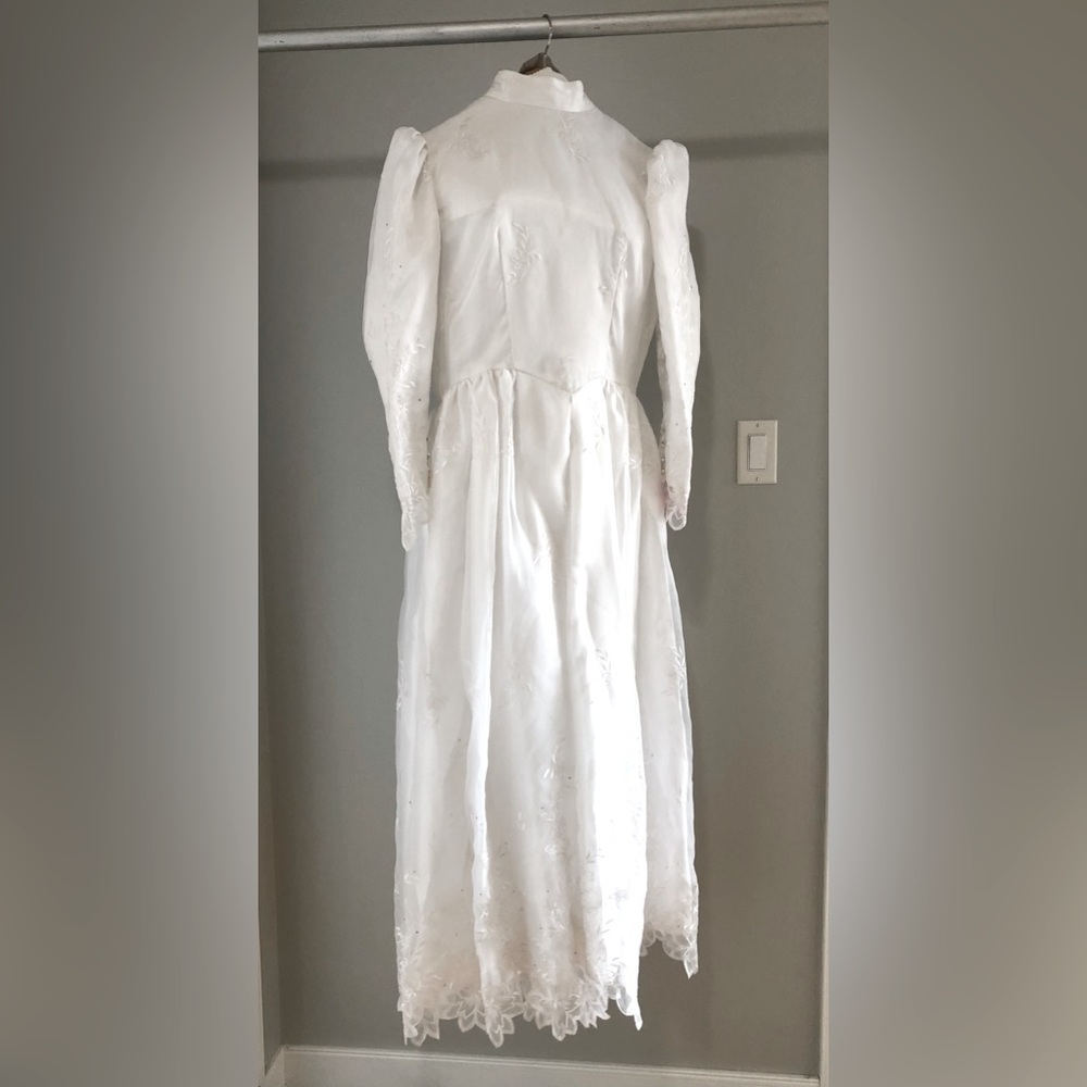 Vintage white dress. Could be used for a costume or movie set. Excellent used.